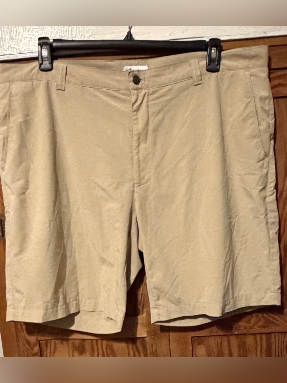 Peter Millar Beige Flat-Front Stretch Shorts. Men’s size 40 waist. VGUC.